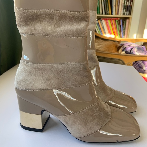 Roger Vivier Shoes - Roger Vivier beige suede/patent leather booties
